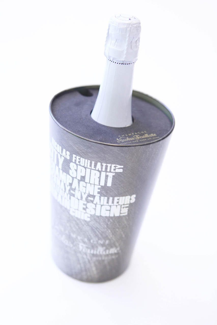 Bespoke foam bottle holder for champain and prosecco bottles. Gifting drink items in protective foam casing